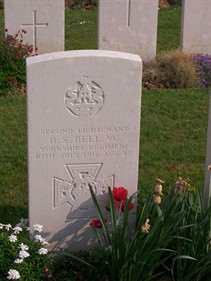 2Lt DS Bell VC Grave Gordons Dump CWGC.jpg