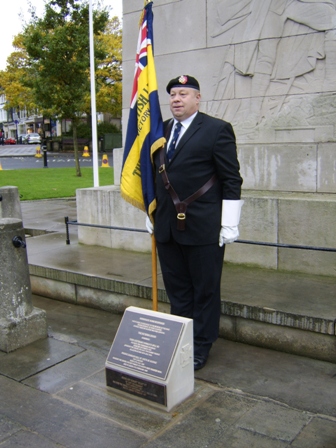 skinner at cenotaph vc plaque.JPG
