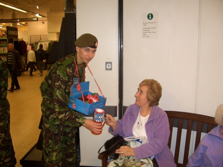 Remembrance,_poppy_appeal_2007_034.jpg