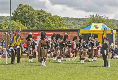 2011_06_Village_Gala_British_Airways_Pipe_Band_002.jpg