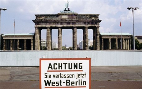 Brandenburg Gate Looking 'west' (1)